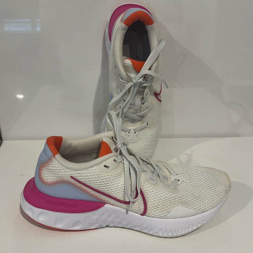 Women's Nike Renew Run Sneakers Shoes size 8 White ember glow